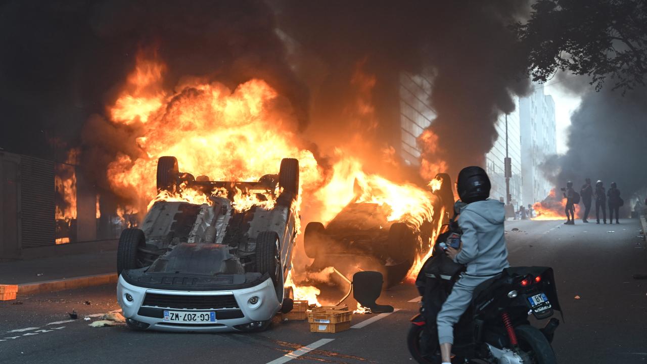 Paris Büyükelçiliği, Fransa’daki olaylar üzerine seyahat uyarısı yayınladı